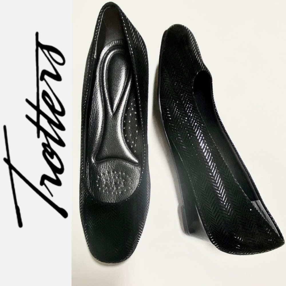 New! TROTTERS black leather Lauren wedges